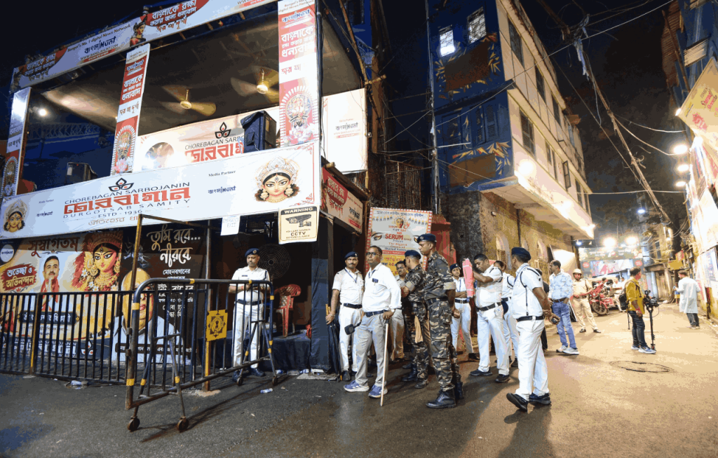 कोलकाता पंडाल आयोजकों पर गैर-इरादतन हत्या का केस दर्ज